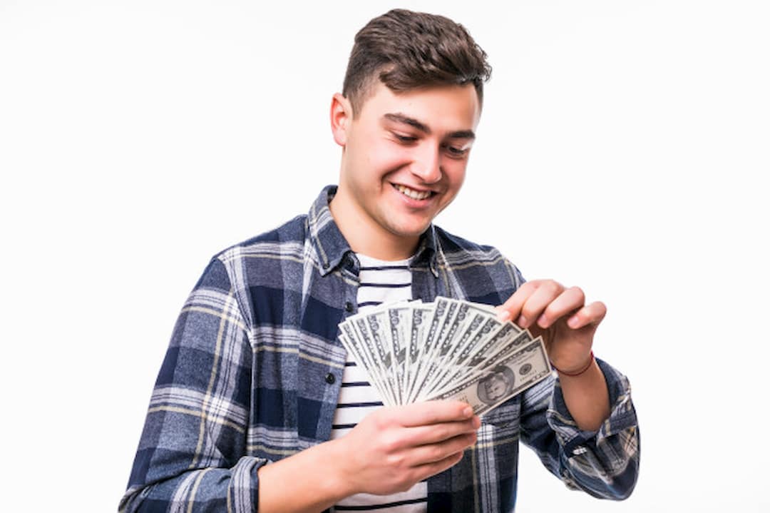 Брать деньги у мужчины. Подросток с деньгами. Подросток с деньгами в руках. Подросток зарабатывает деньги. Студент с деньгами в руках.